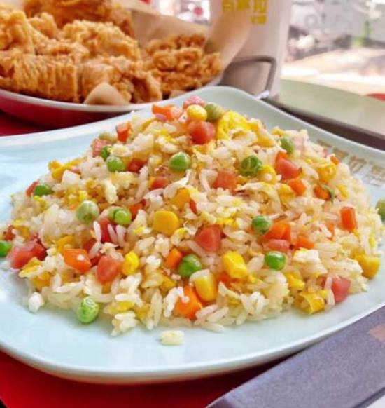 扬州炒饭（fried rice with vegetables pork and shrimp)